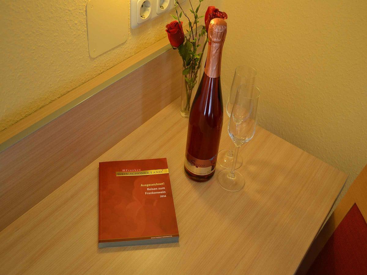Hotel-Gasthof Rotes Ross Markt Einersheim Екстериор снимка